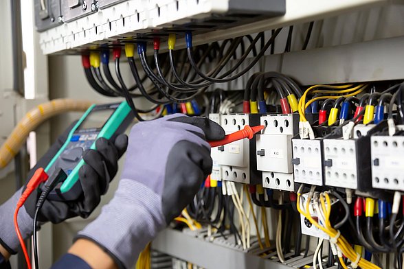 Elektriker testet elektrische Installationen und Drähte