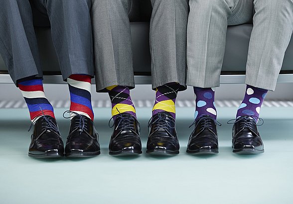 Männerbeine mit verschiedenen farbigen Socken