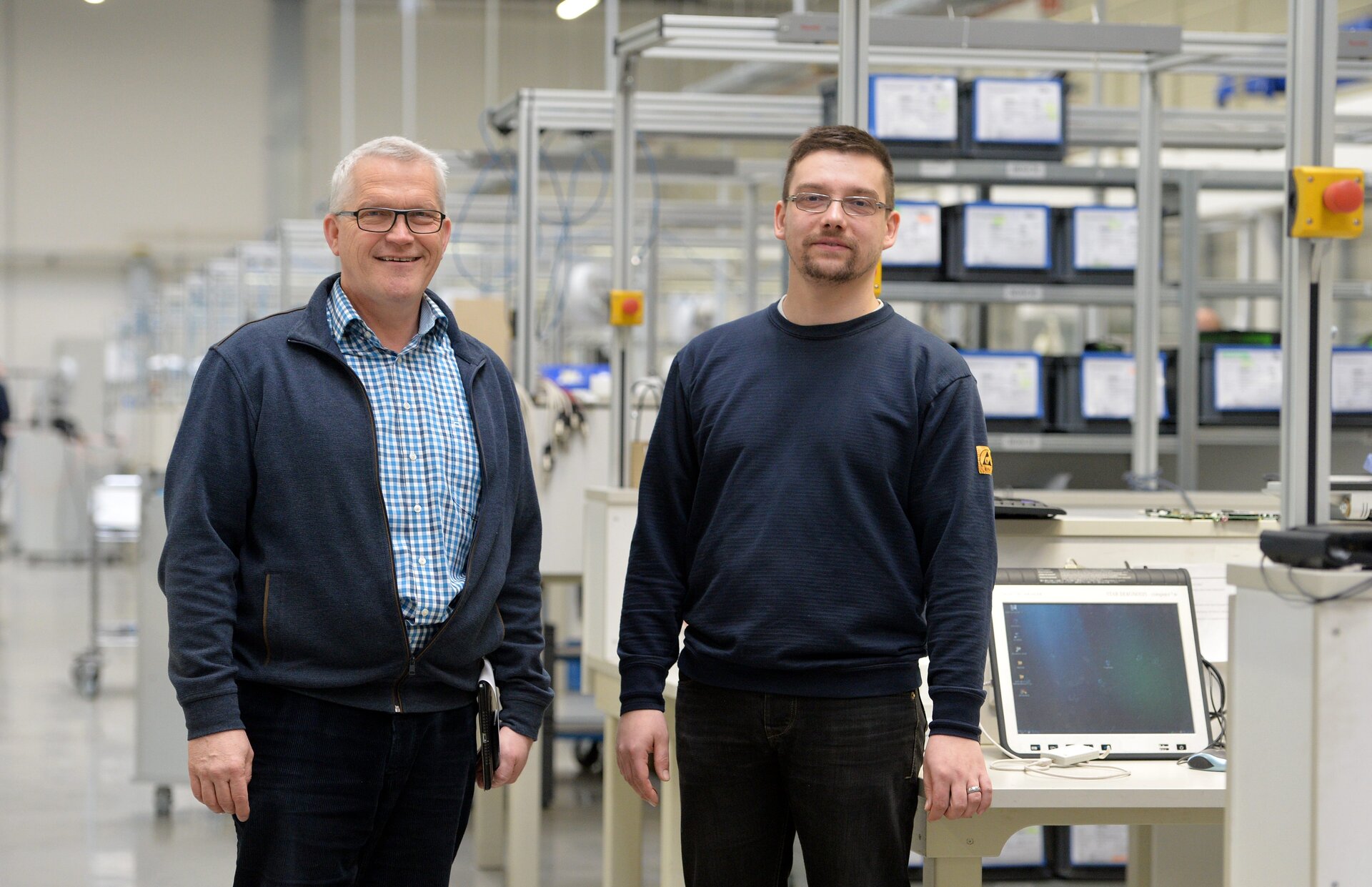 Werner Reinhuber und David Sattler in der Produktionshalle.