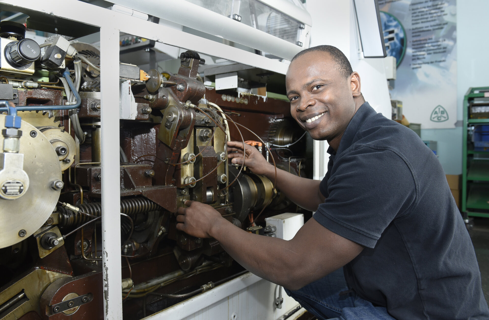 Aboubakar Fofana an einer Maschine in der Werkstatt.