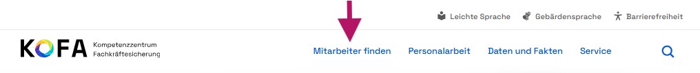 Die Navigation dieser Webseite; ein roter Pfeil zeigt auf den Punkt Mitarbeiter finden.