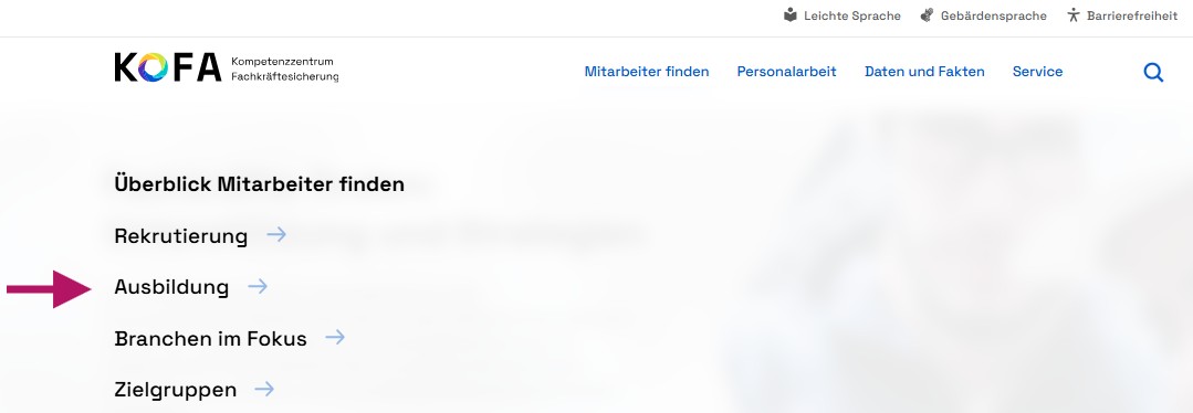 Die geöffnete Navigation dieser Webseite; ein roter Pfeil zeigt auf den Punkt Ausbildung unter dem Punkt Mitarbeiter finden.
