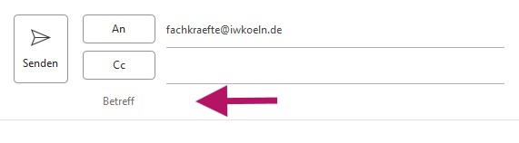 Die Eingabefelder eines E-Mail-Programms, ein Pfeil zeigt auf das Betreff-Feld.