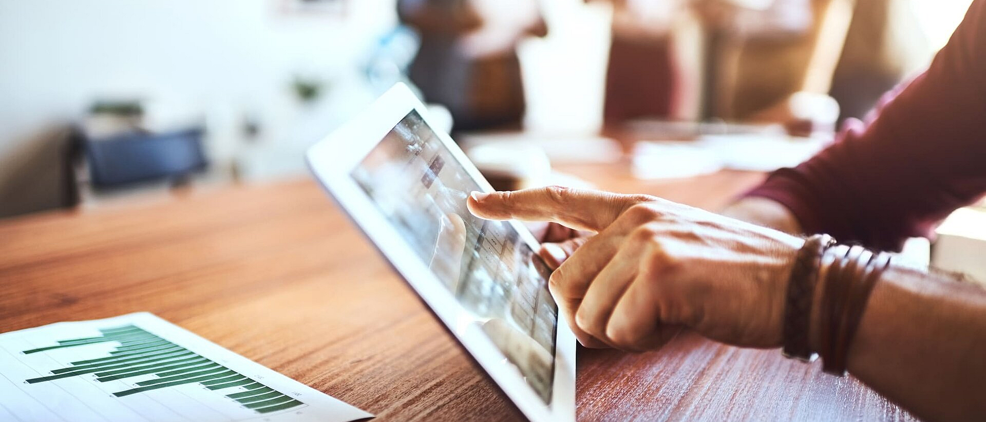 Zu sehen ist eine Hand, die auf einem Tablet etwas eintippt.