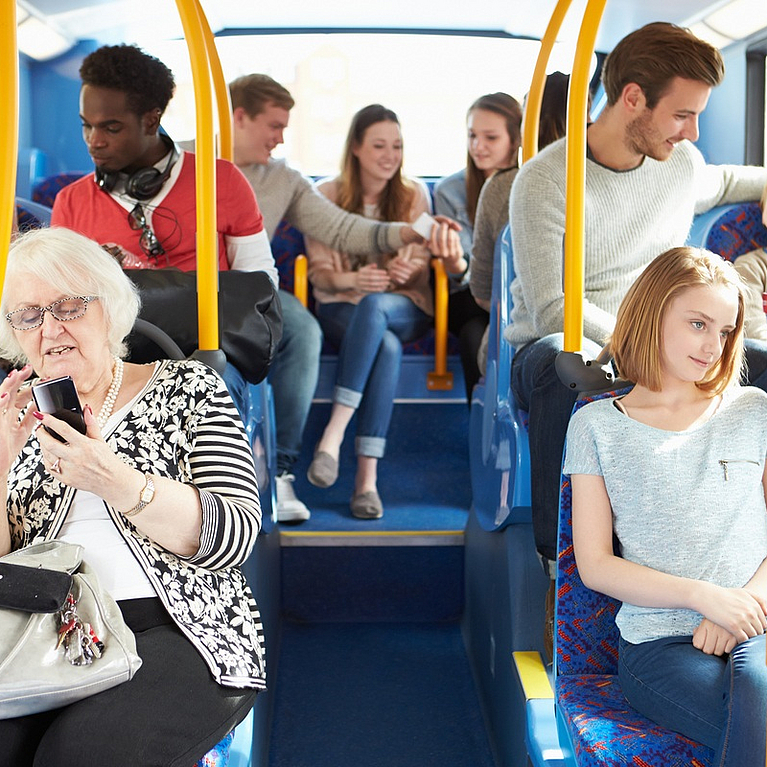 Menschen unterschiedlichen Alters sitzen im Bus