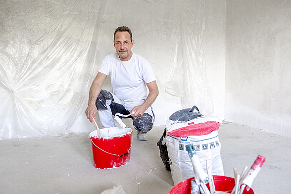 Portrait Ralph Müller in Malerkleidung