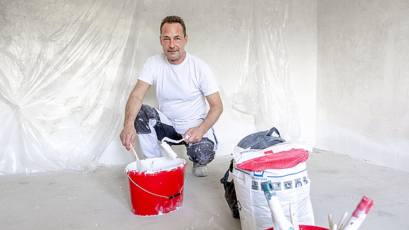 Portrait Ralph Müller in Malerkleidung