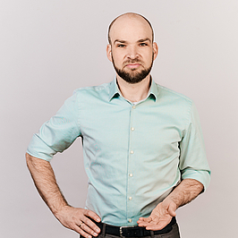 Junger Mann lächelt in Kamera
