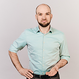 Junger Mann lächelt in die Kamera