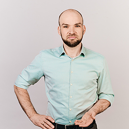 Junger Mann lächelt in Kamera