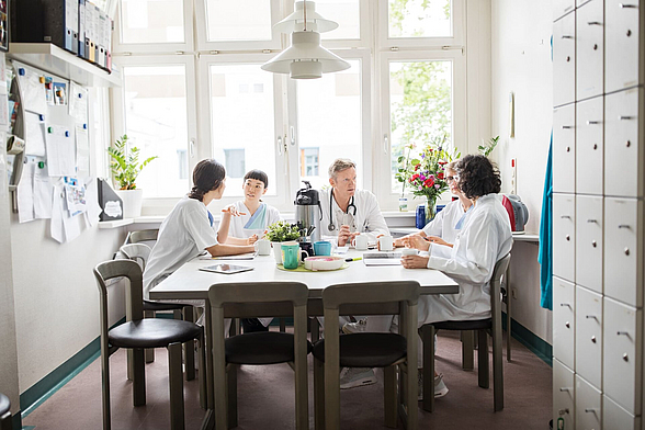 Klinikpersonal sitzt im Pausenraum