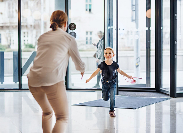 Kind läuft Mutter in die Arme