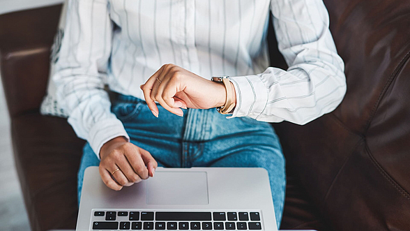 ©  Moyo Studio - istock.com  Frau schaut auf die Uhr
