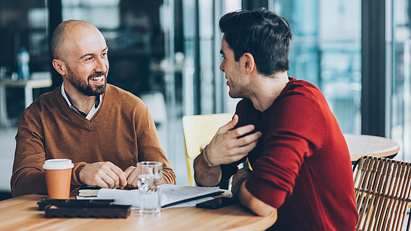 Zwei Personen unterhalten sich angeregt