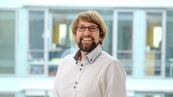 Zu sehen ist Daniel Wörndl vor einer Glasfront.