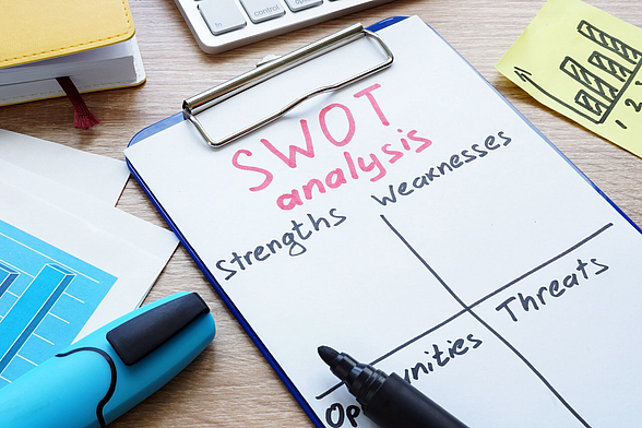 Klemmbrett, auf dem SWOT steht