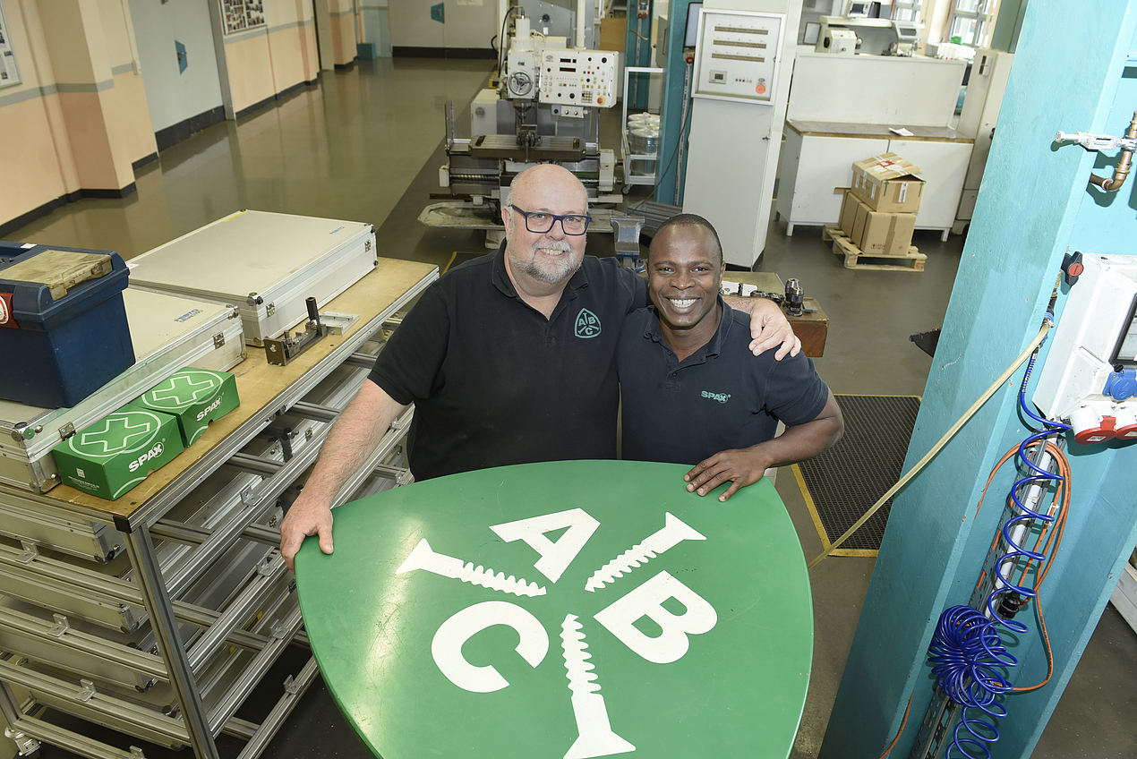 Hans-Jürgen Barth und Aboubakar Fofana Arm in Arm.