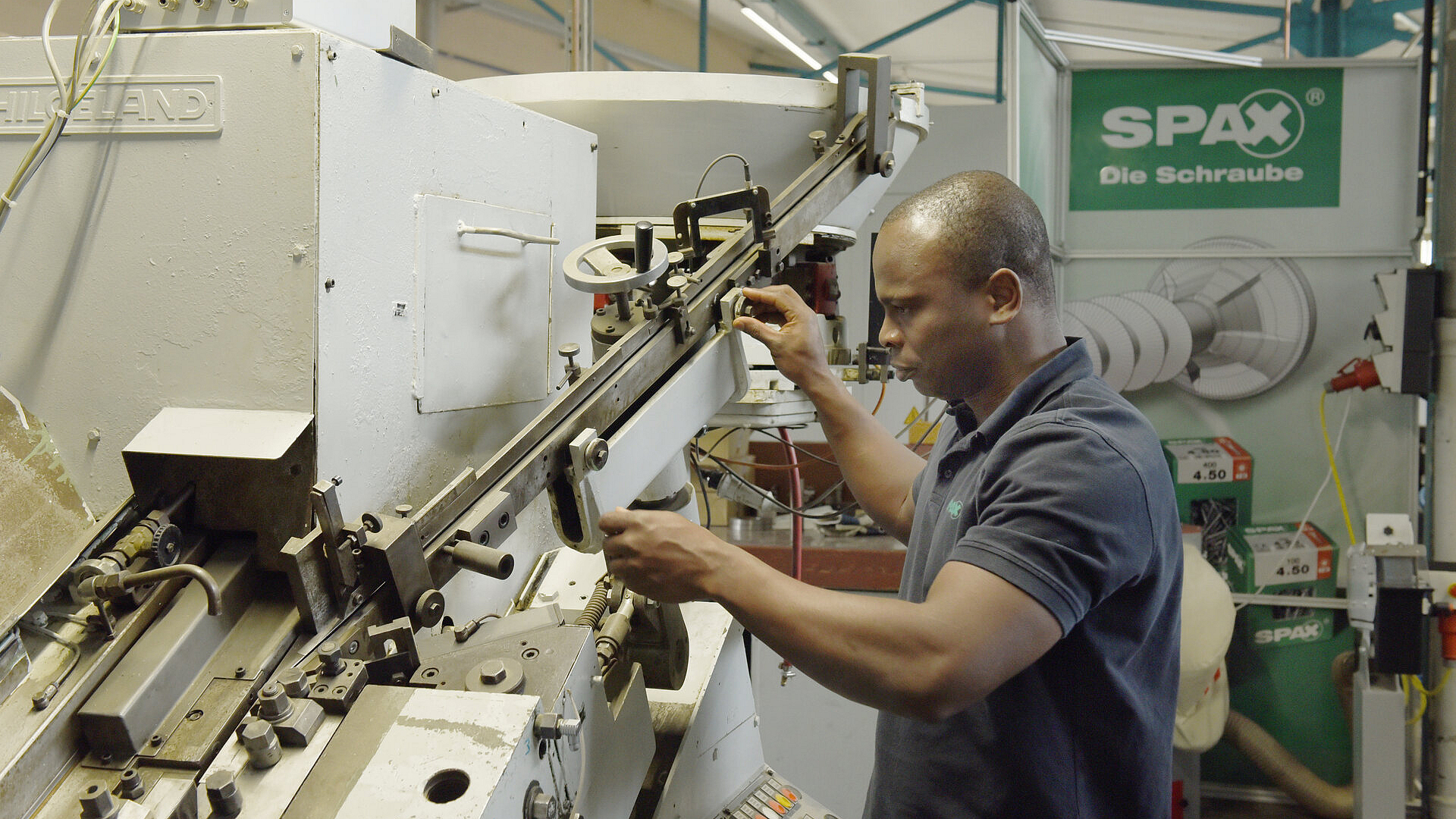 © KOFA Aboubakar Fofana an einer Maschine in der Werkstatt.