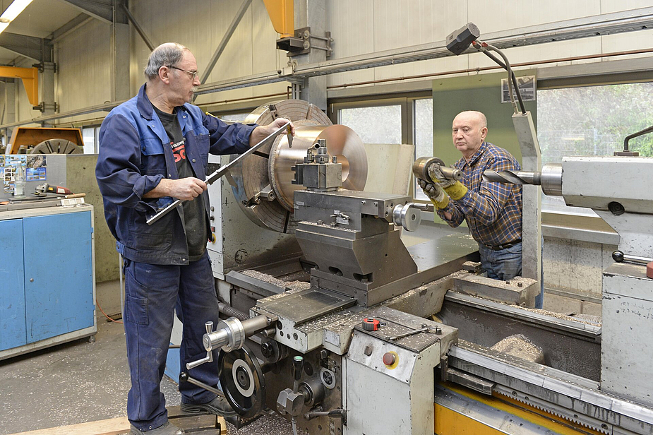 Zwei Dreher, Deutsch und Habenicht, bei der Arbeit.