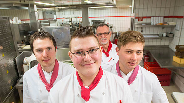 Zu sehen sind Mitarbeiter der Früh-Brauerei