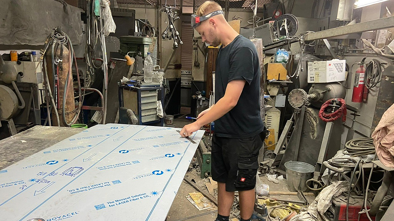 Azubi in einer Werkstatt