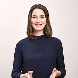 Junge Frau lächelt in Kamera