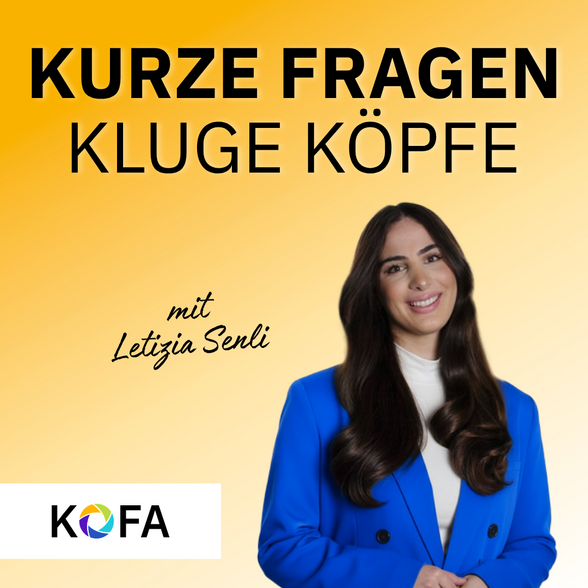 (c)KOFA Frau mit blauen Blazer und weißem T-Shirt auf orangem Hintergrund