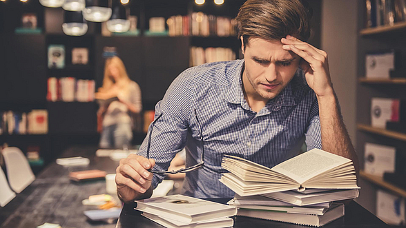 © GeorgeRudy-istock.com Student mit Büchern