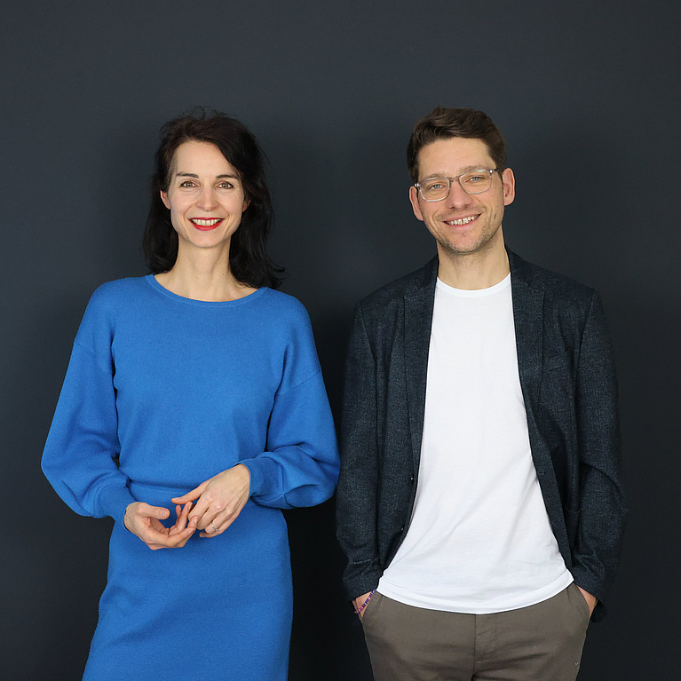 Zum Start der Staffel 3 des Podcasts sind Sibylle Stippler und Cliff Lehnen auf dem Foto zu sehen.