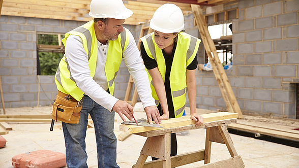© monkeybusinessimages - istock.com Ausbilder und Auszubildende in einer Werkstatt an einem Holzstück