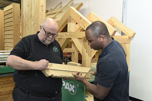 Hans-Jürgen Barth und Aboubakar Fofana bei der Arbeit in der Werkstatt.