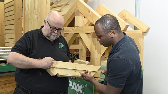 Hans-Jürgen Barth und Aboubakar Fofana bei der Arbeit in der Werkstatt.