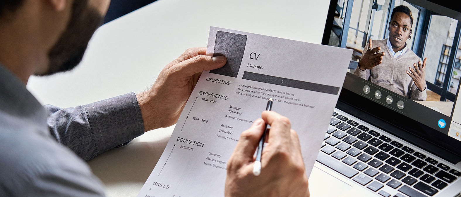 © insta_photos – istock.com (Digitales) Vorstellungsgespräch mit internationalen Bewerberinnen und Bewerbern