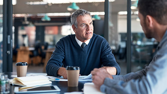 © shapecharge - istock.com Zwei Personen sind in ein ernstes Gespräch vertieft