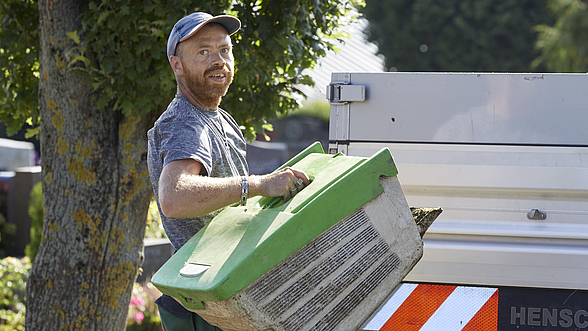 Eine Person arbeitet im Garten- und Landschaftsbau