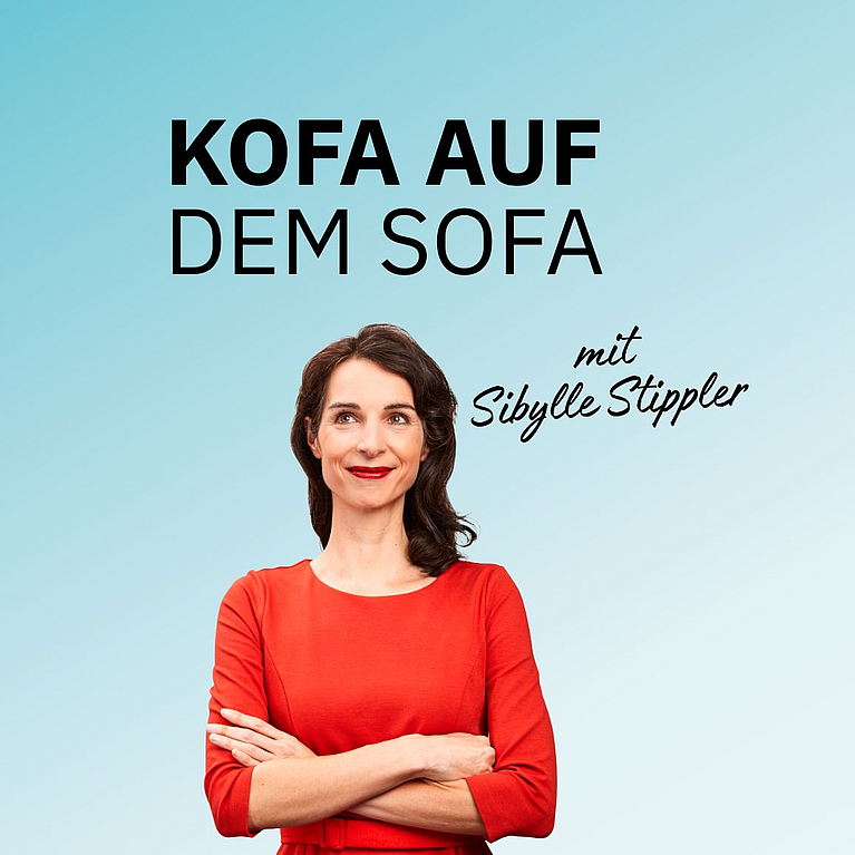 Portrait Sibylle Stippler vor dem Schriftzug "KOFA auf dem Sofa".