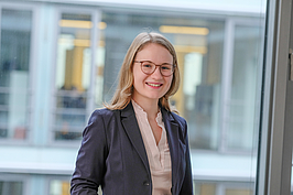 Junge Frau lächelt in die Kamera