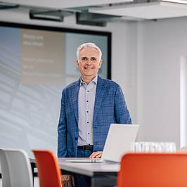 © Höcker Polytechnik GmbH Frank Höcker in einem Besprechungsraum