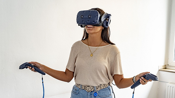 © KOFA Frau mit VR-Brille