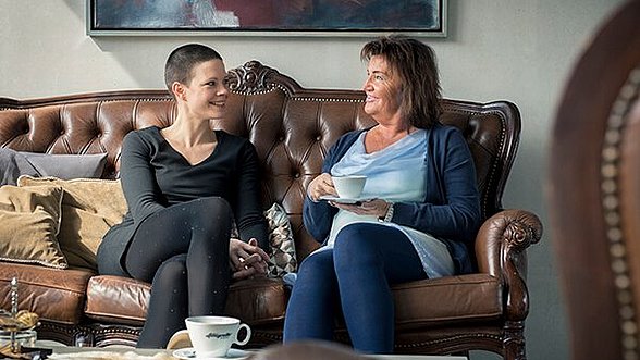 Maria Sibylla Kalverkämper und Bewerberin Ruth beim gemeinsamen Kaffee trinken auf dem Sofa