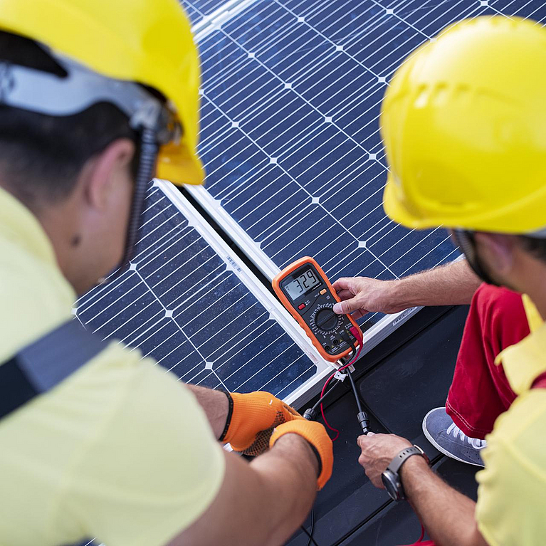 Zwei Elektriker arbeiten einer Photovoltaik-Anlage