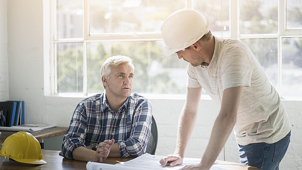 Zwei Ingenieure besprechen sich.