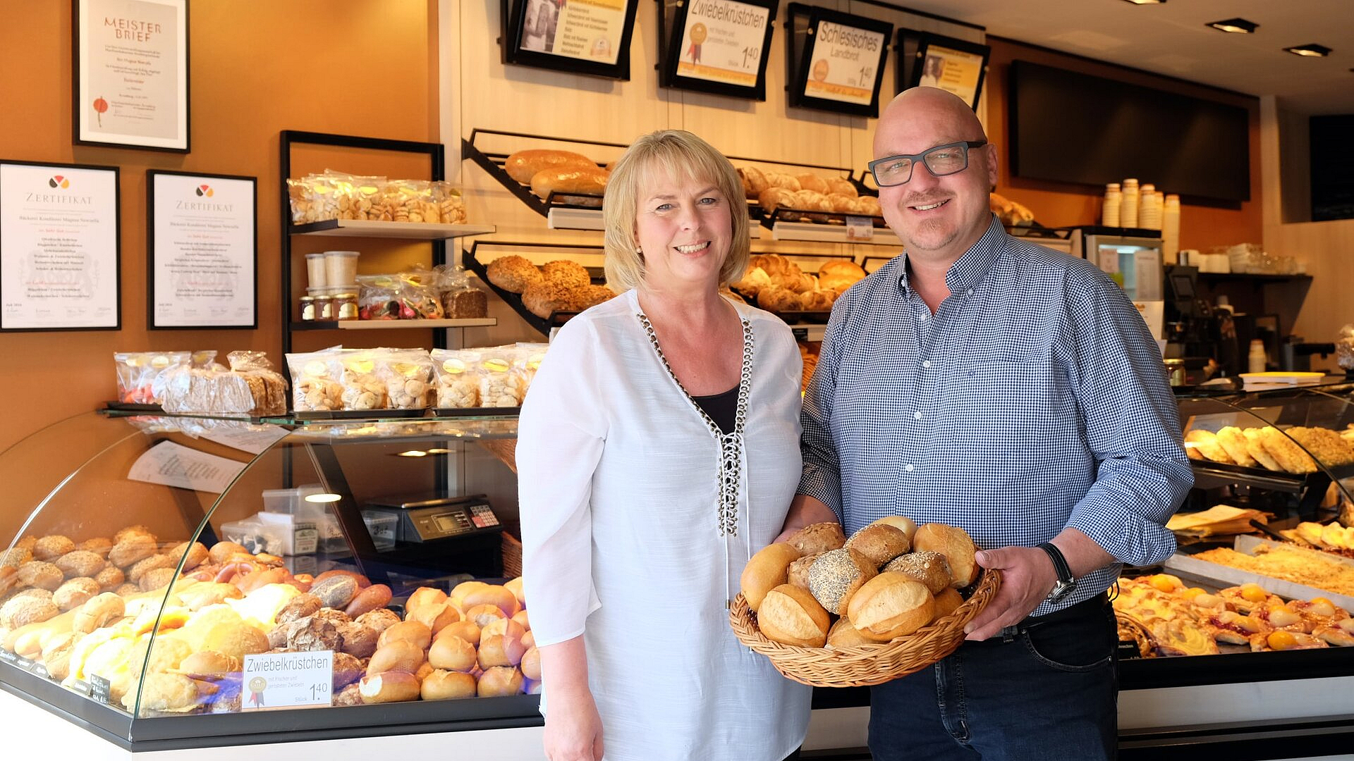 Sabine und Magnus Newzrella im Geschäft