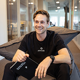 Junger Mann schaut in die Kamera