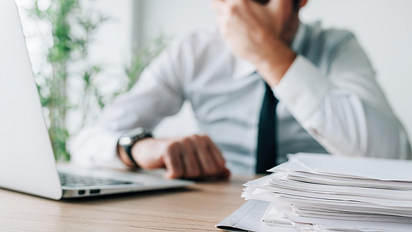 Trauernder Mann am Laptop