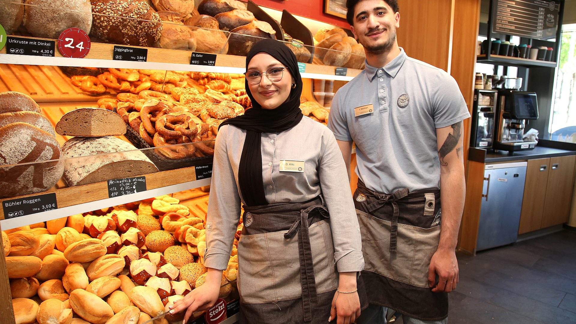 ©KOFA Eine Auszubildende und ein Auszubildender in der Backstube.