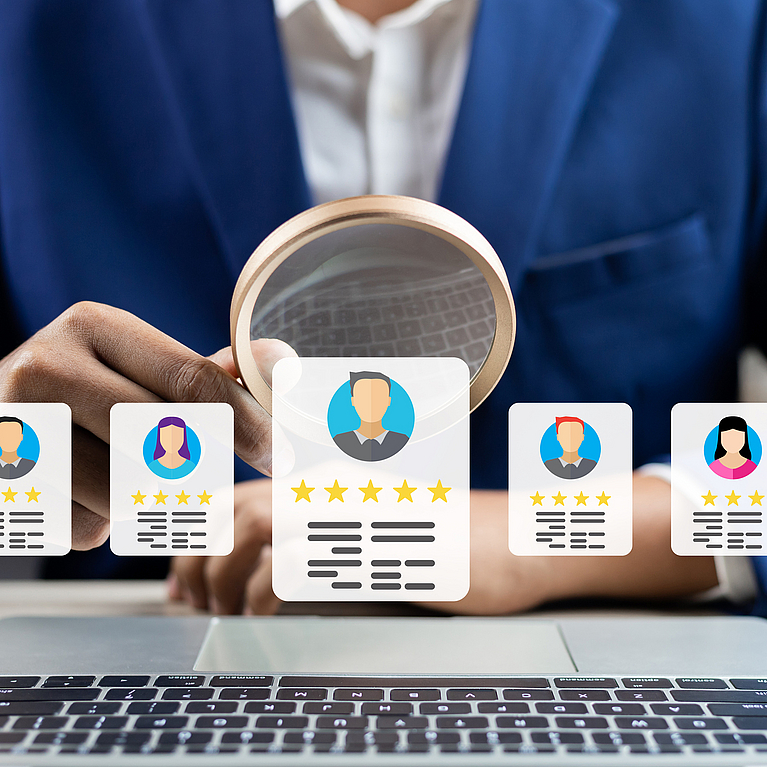 Recruiter betrachtet unterschiedliche Profile von potenziellen Kandidaten.