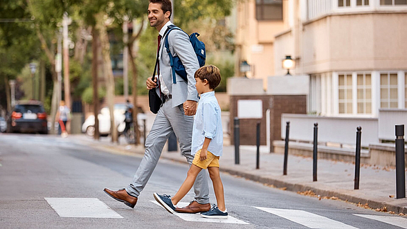 Vater und Sohn gehen gemeinsam zur Schule