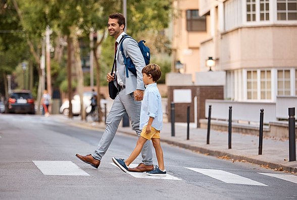 Vater und Sohn gehen gemeinsam zur Schule
