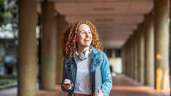 Eine Frau guckst lachend zur Seite.